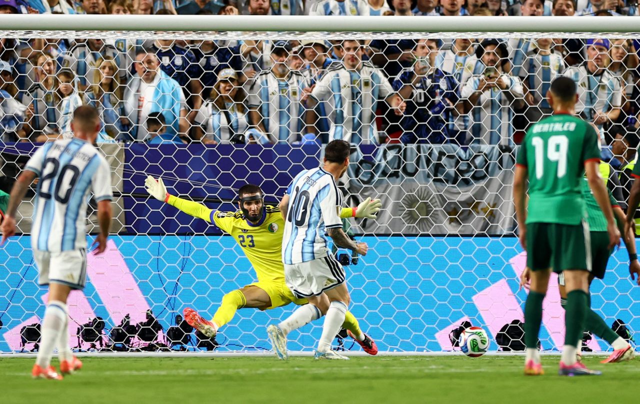 Lionel Messi comemorando gol contra Argélia