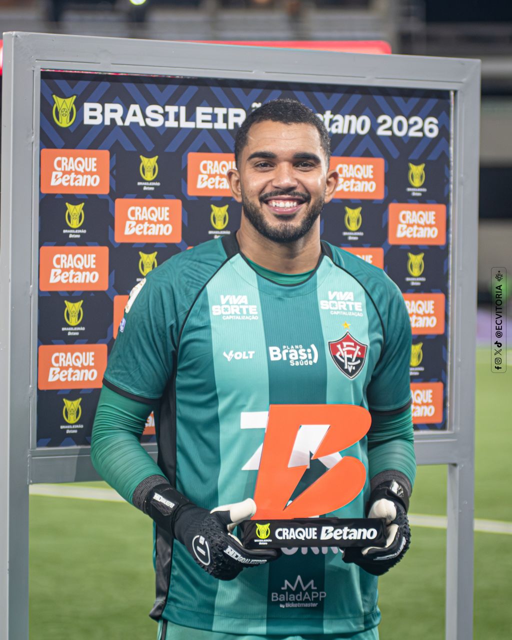 Lucas Arcanjo defendendo bola durante Botafogo x Vitória no Nilton Santos