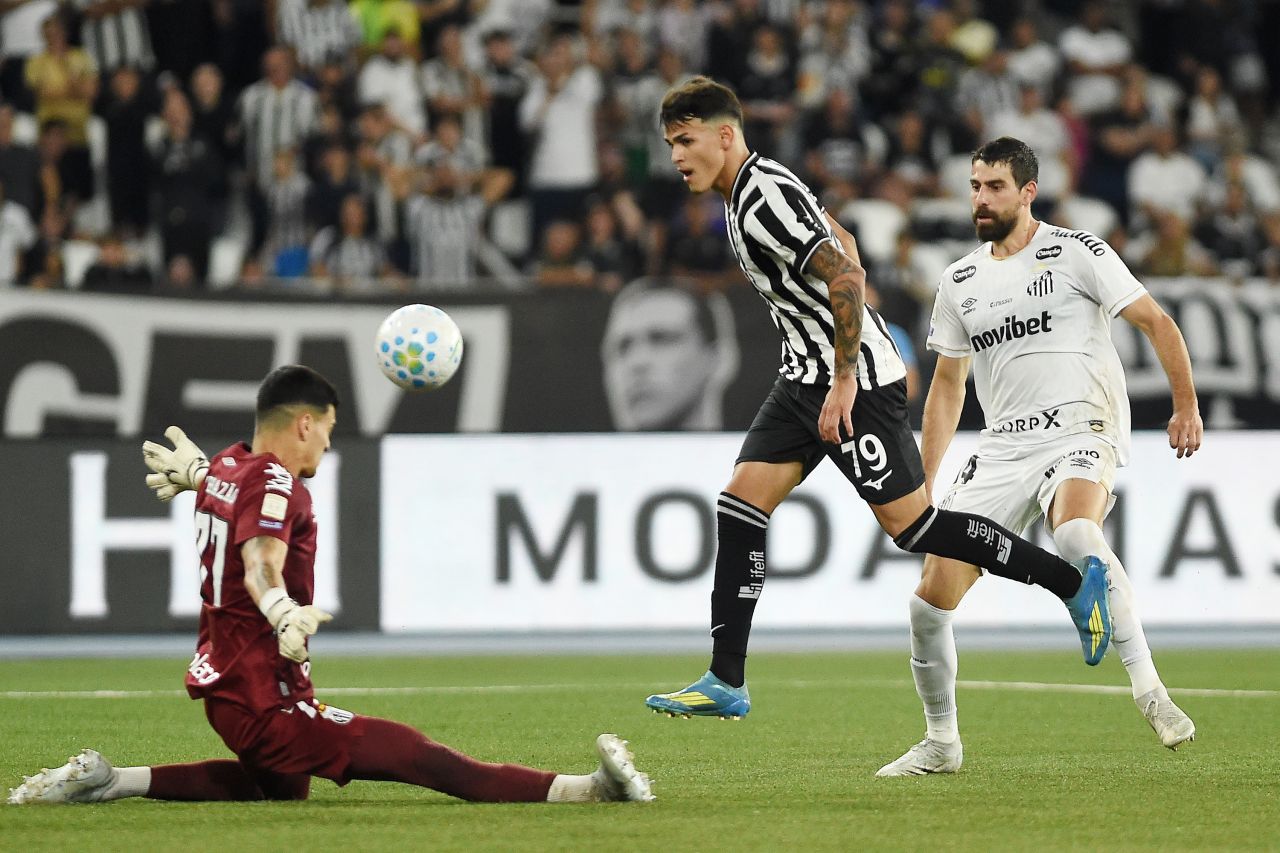 Lucas Emanuel comemora gol pelo Botafogo