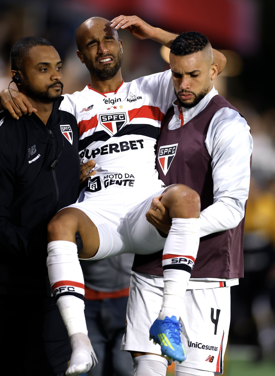Lucas Moura deixa o campo apoiado