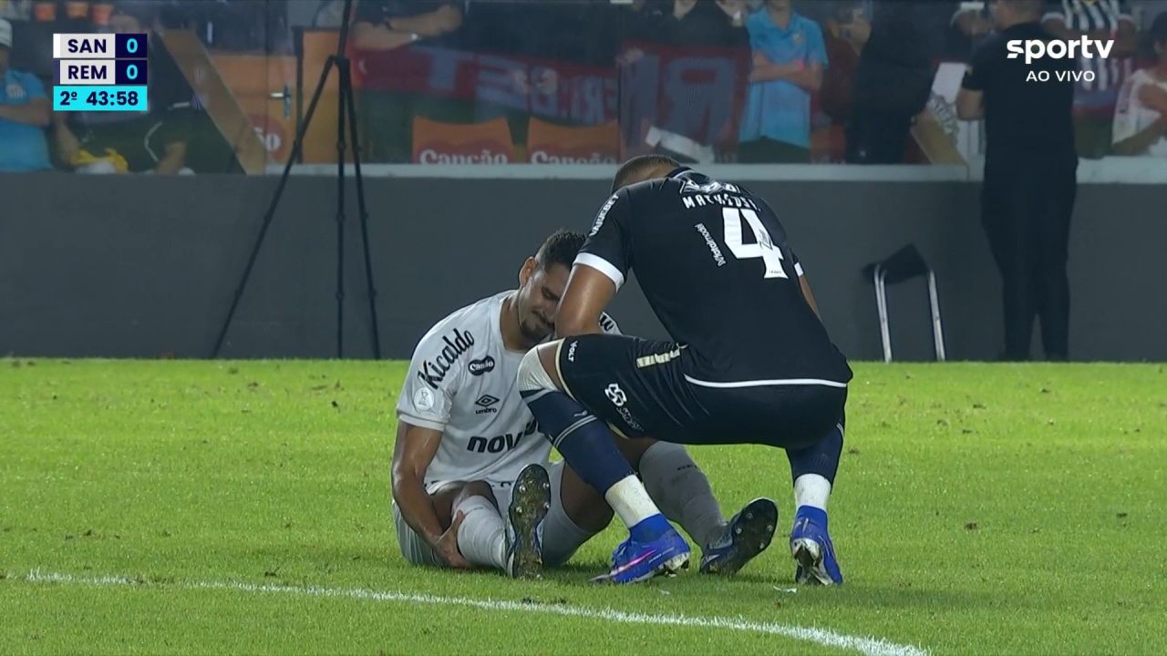 Lucas Veríssimo deixando o campo com dor na panturrilha direita