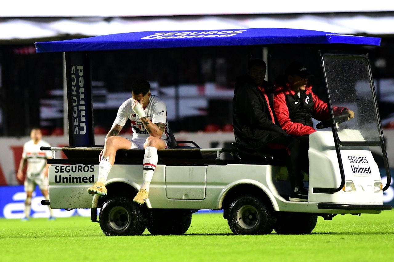 Luciano sai do gramado no Morumbi após sentir dores