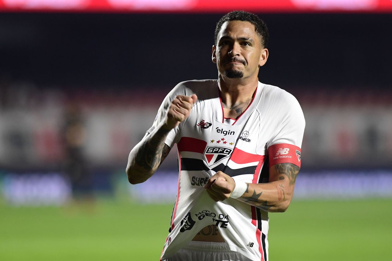 Luciano comemorando gol de pênalti pelo São Paulo