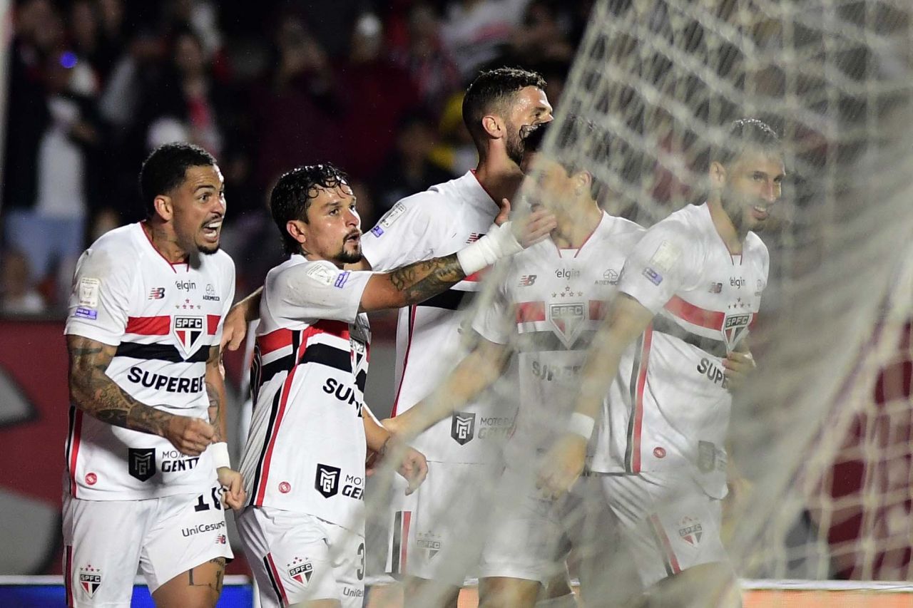 Luciano comemora gol contra o Atlético-MG