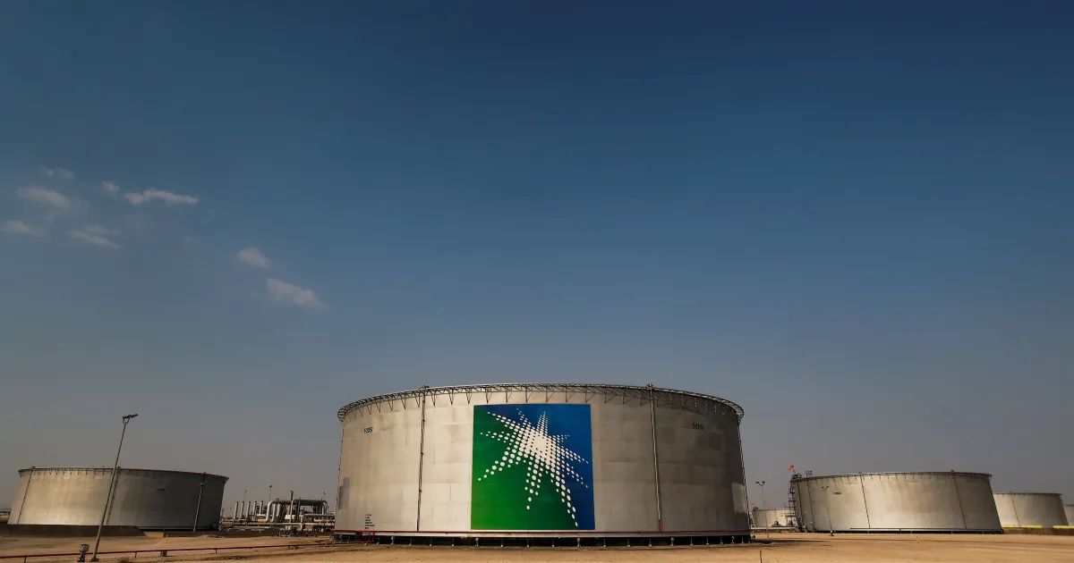 Instalações industriais da Saudi Aramco com oleoduto e tanques de armazenamento