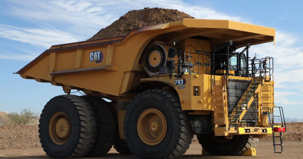 Equipamento pesado da Caterpillar em operação