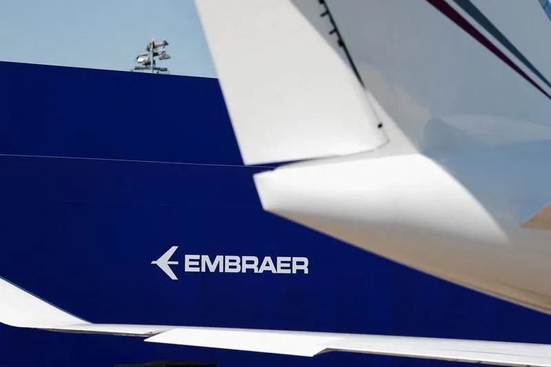 Avião Embraer na pista