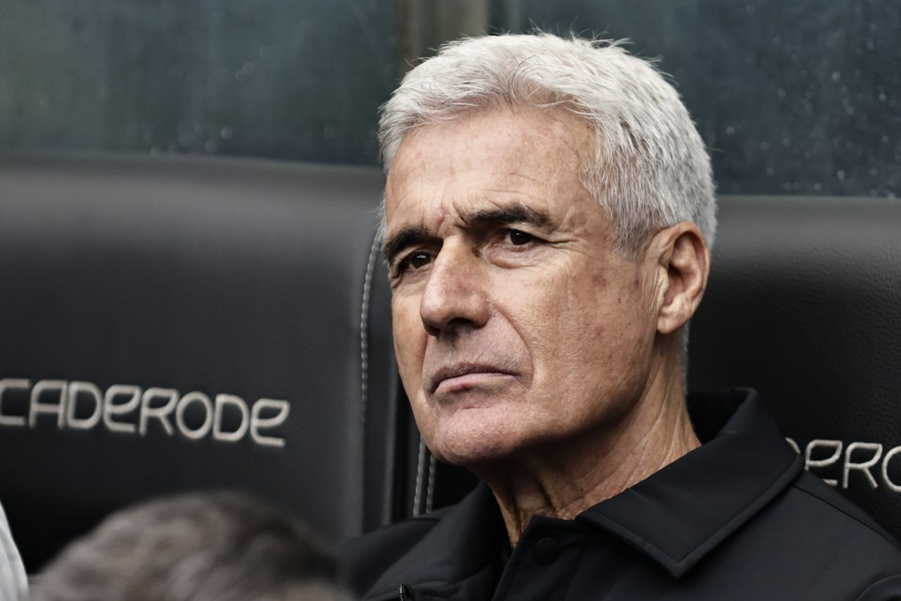 Luís Castro deixa o CT do Grêmio após demissão
