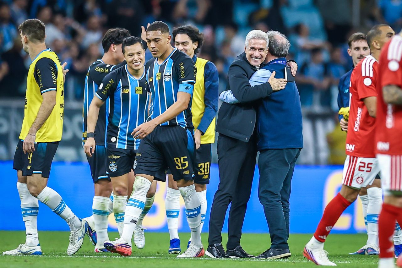 Luís Castro abraçado por Odorico Roman após vitória no Gre-Nal