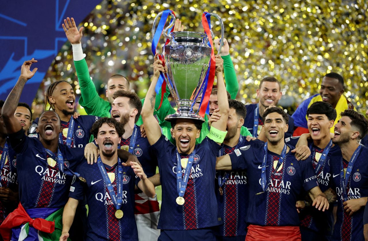 Jogadores do PSG levantando a taça da Liga dos Campeões