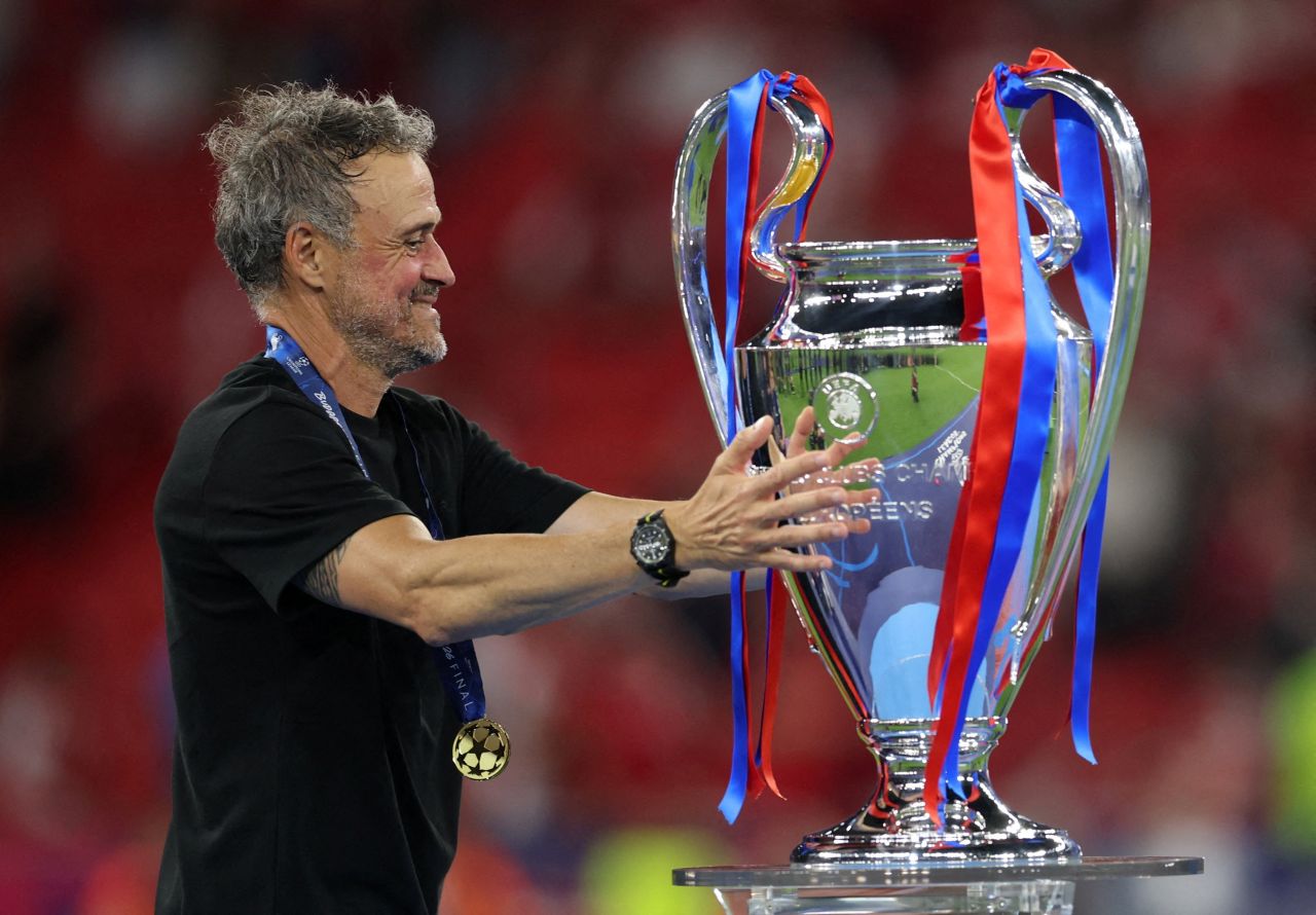Luis Enrique com a taça da Champions 2025/26