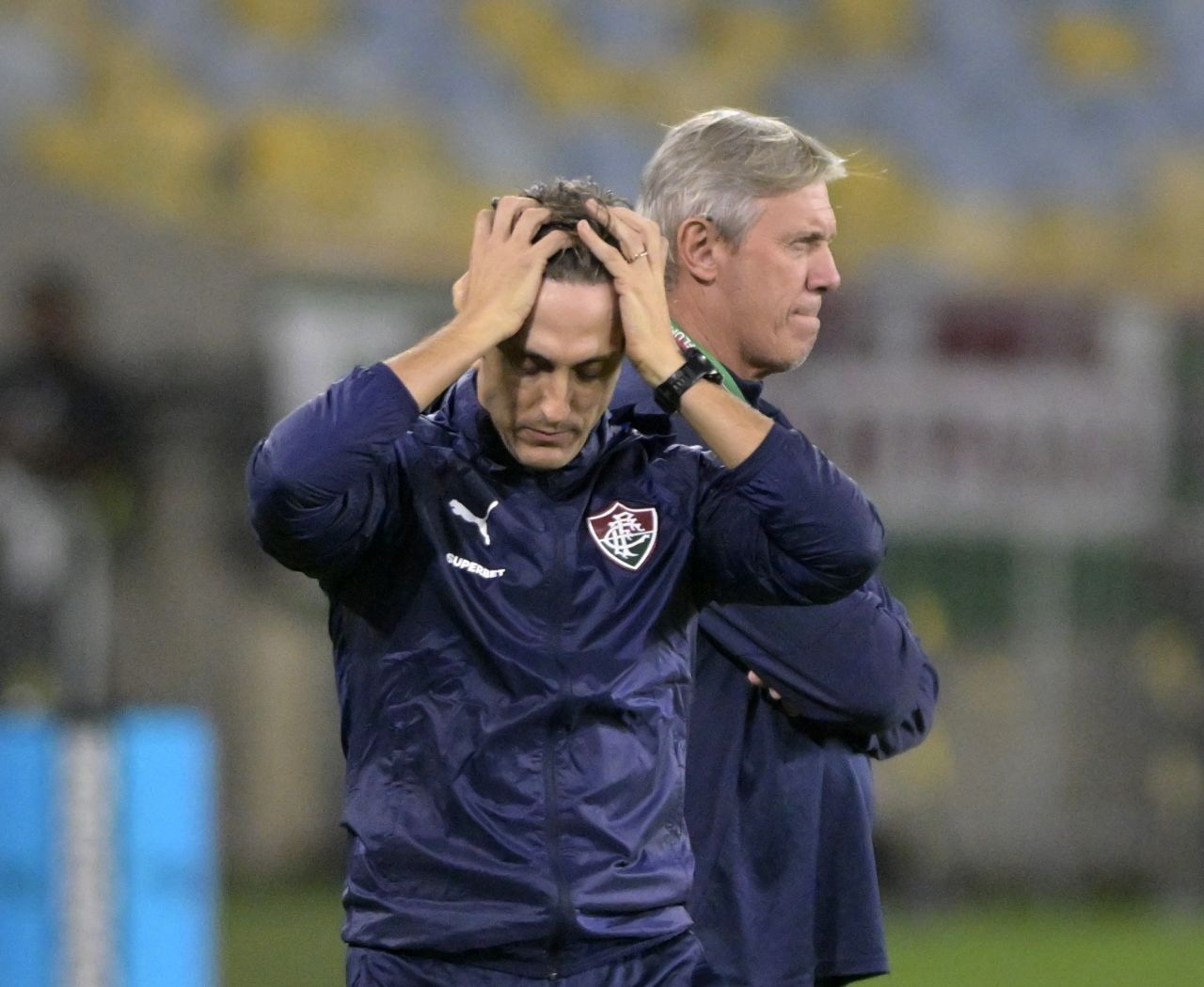 Luis Zubeldía no banco durante o empate do Fluminense