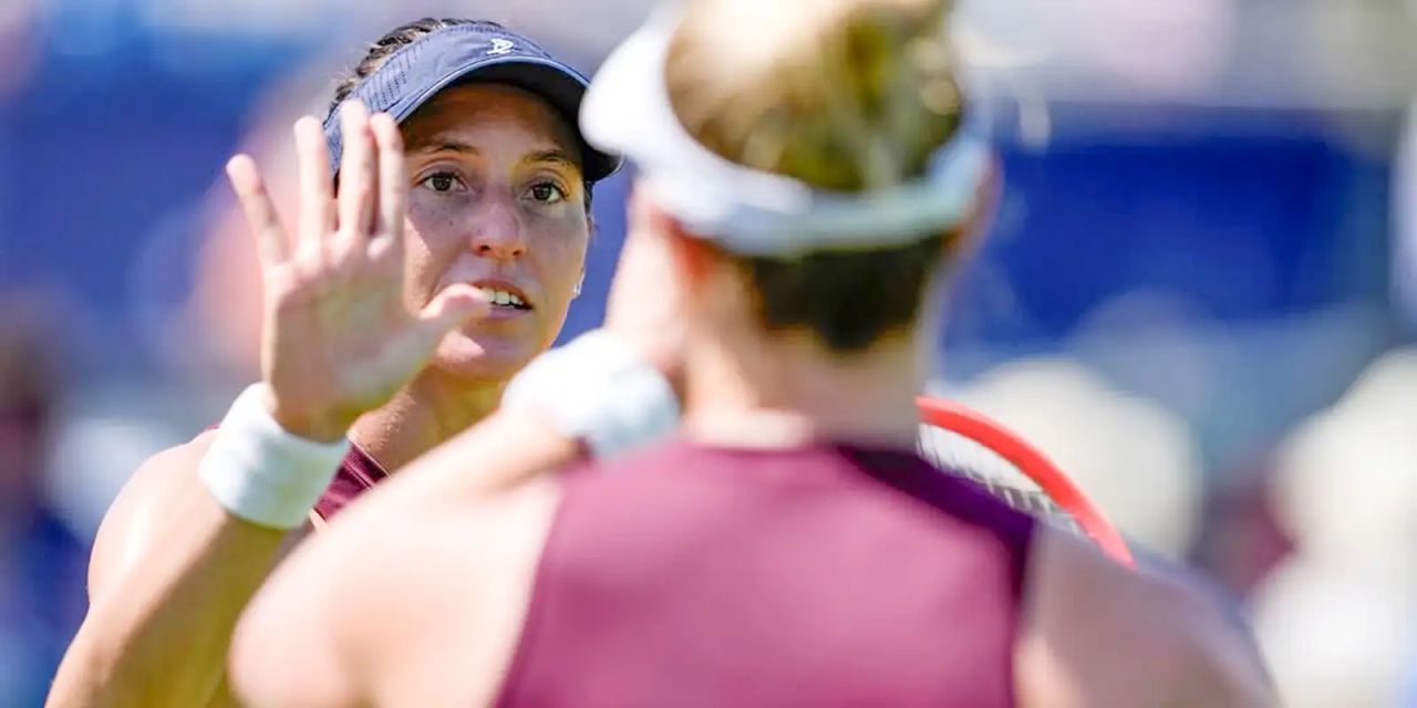 Luisa Stefani e Gabriela Dabrowski comemoram ponto em quadra de grama