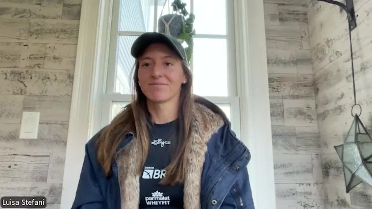 Luisa Stefani em ação em quadra em Roland Garros