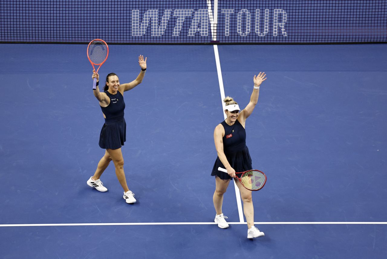 Luisa Stefani e Gabriela Dabrowski comemorando ponto na partida