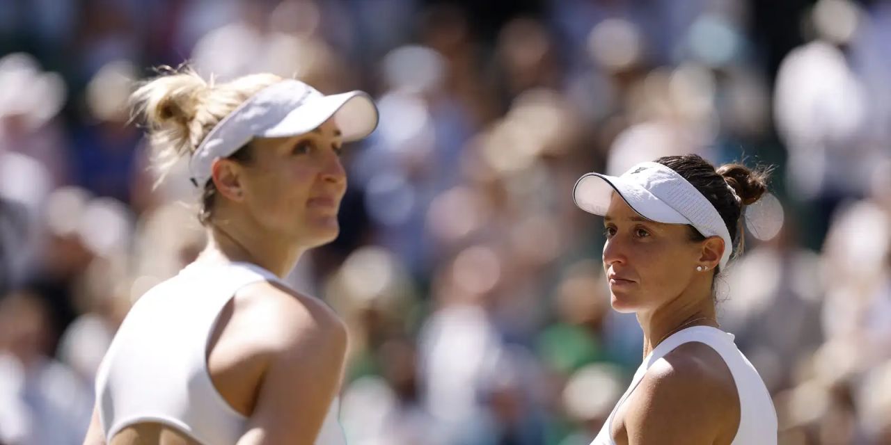 Luisa Stefani e Gabriela Dabrowski na quadra de Wimbledon