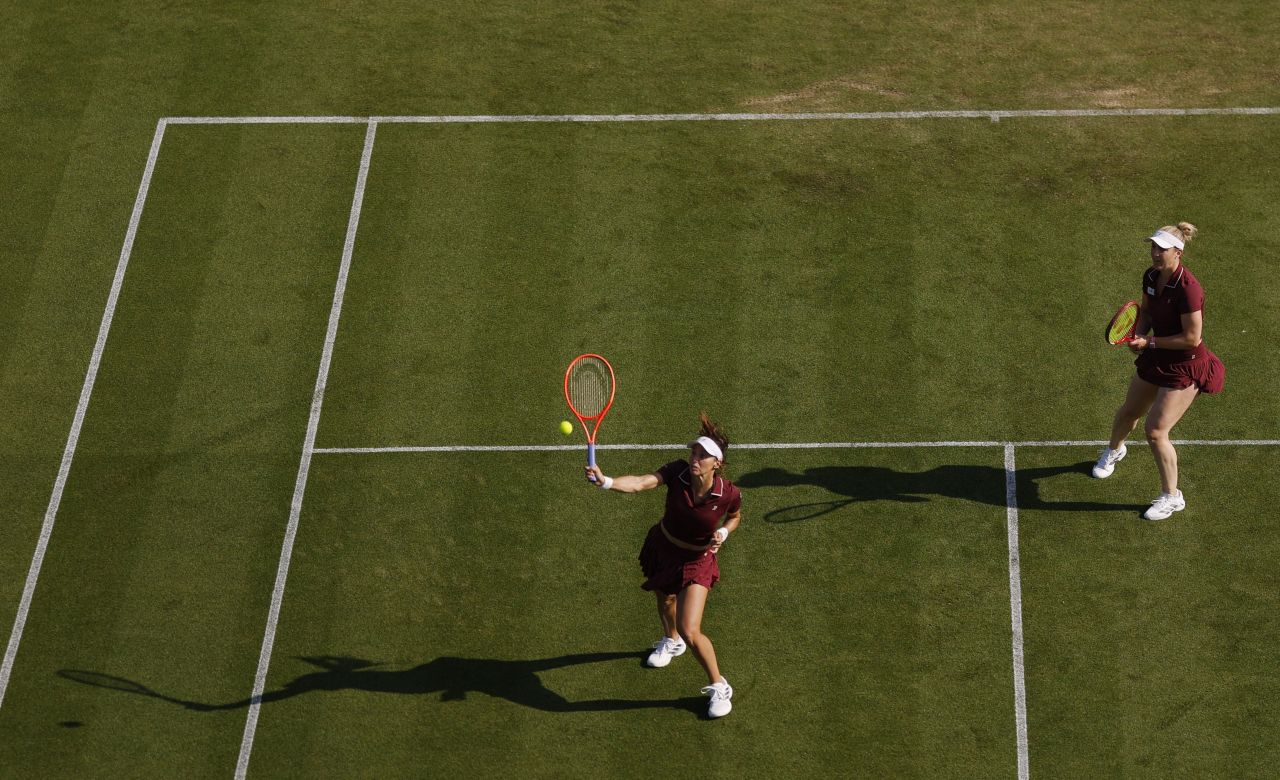 Luisa Stefani e Gabriela Dabrowski em quadra