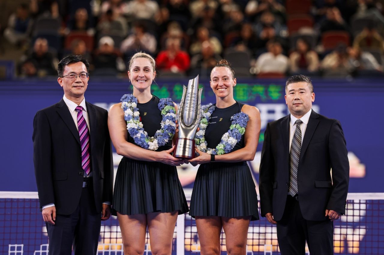 Luisa Stefani e Gabriela Dabrowski comemoram título em Wuhan