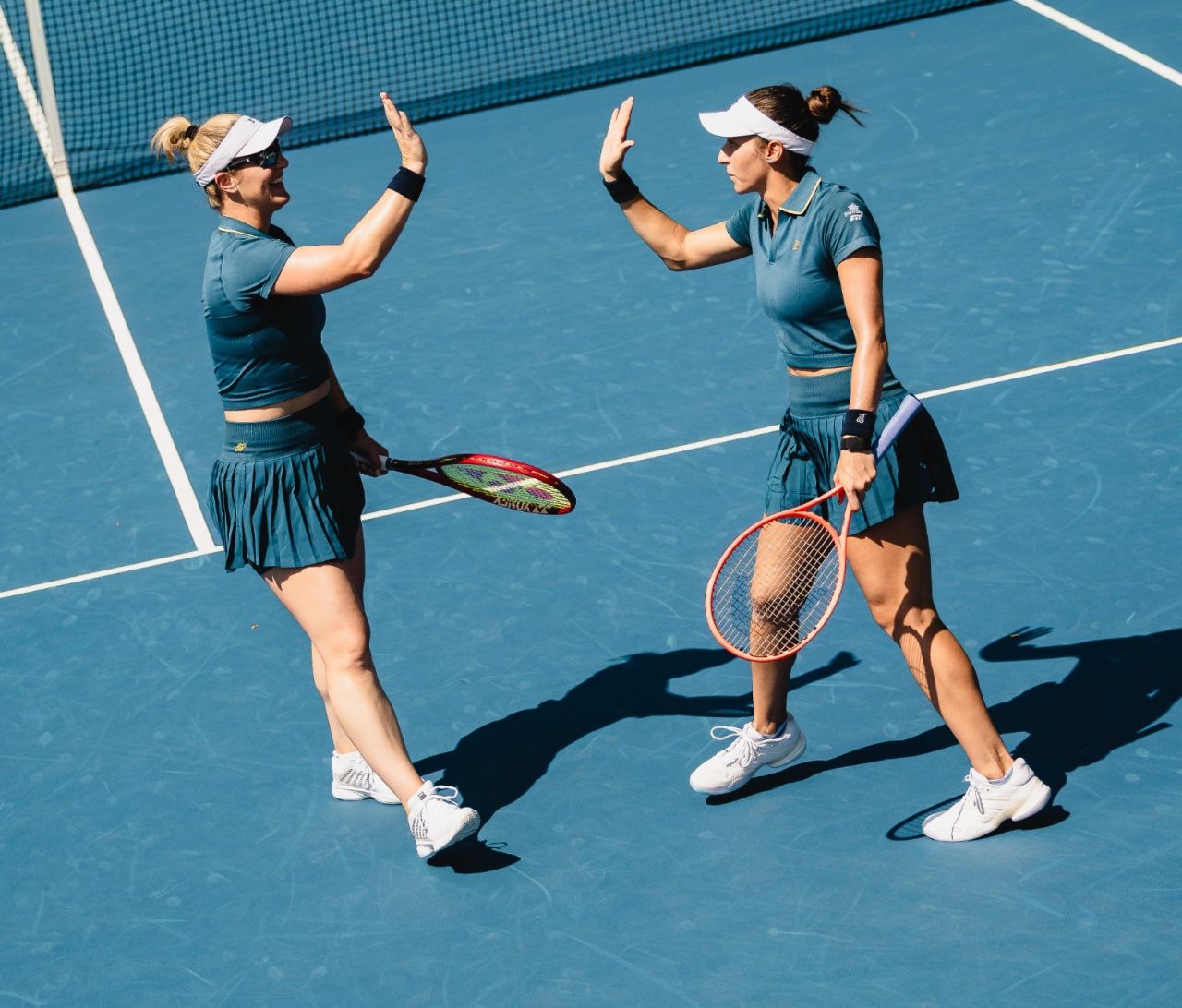 Stefani e Dabrowski comemoram ponto durante partida no US Open