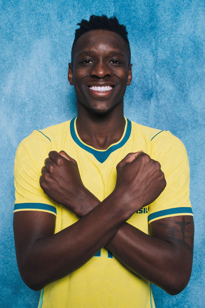 Luiz Henrique posa com a camisa da seleção brasileira
