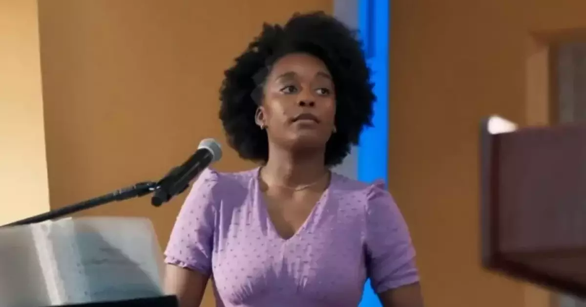 Luiza Rosa como Kellen em cena de Três Graças