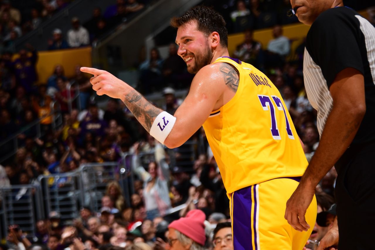 Luka Doncic comemorando ponto contra o Utah Jazz