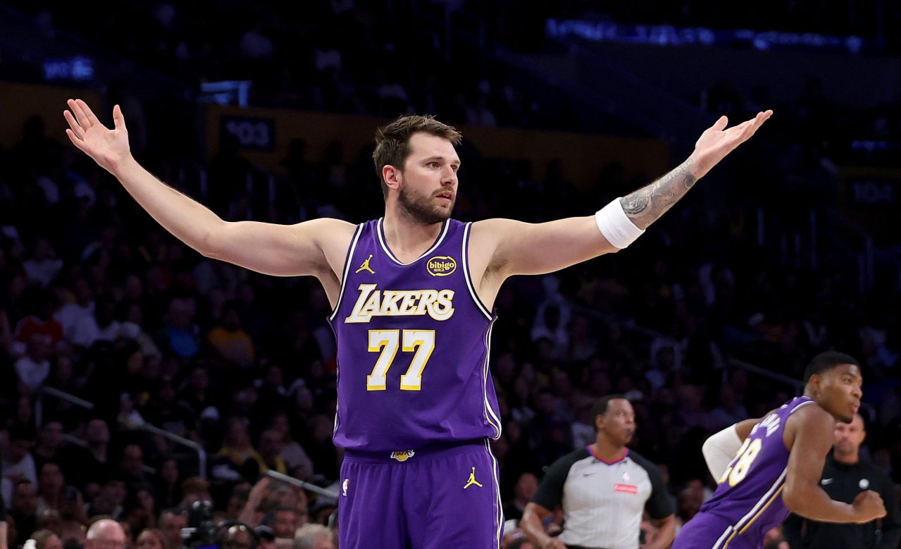 Luka Doncic com membros do elenco dos Lakers em cenário da Eslovênia
