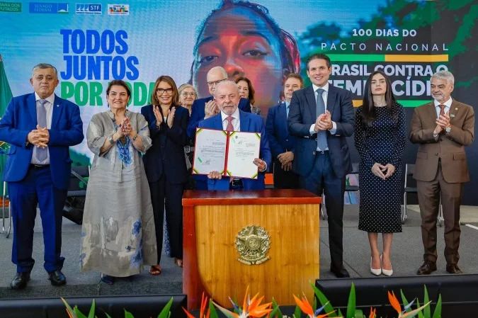 Lula discursando na cerimônia dos 100 dias do pacto contra o feminicídio