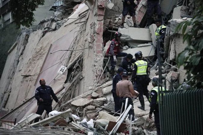 Prédios danificados em Caracas após terremoto