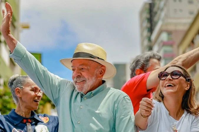 Fachada do Tribunal Superior Eleitoral com bandeiras do Brasil e dos Estados Unidos