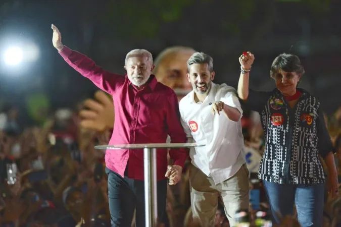 Lula discursando em praça de Ceilândia