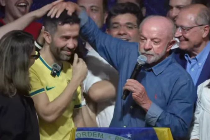 Lula discursa ao lado de Alckmin após confirmação do TSE