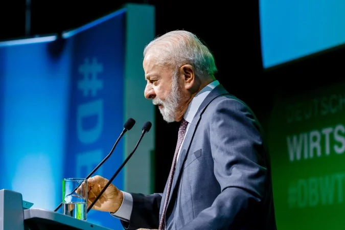 Lula em Hannover falando com jornalistas