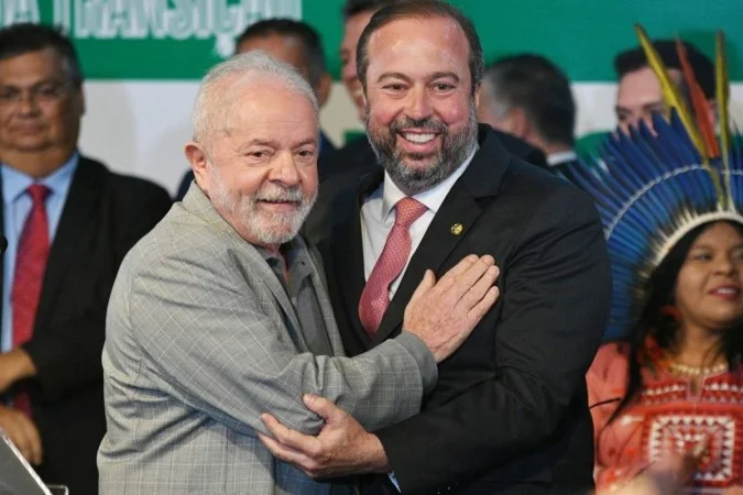 Presidente Lula e ministro Alexandre Silveira durante anúncio