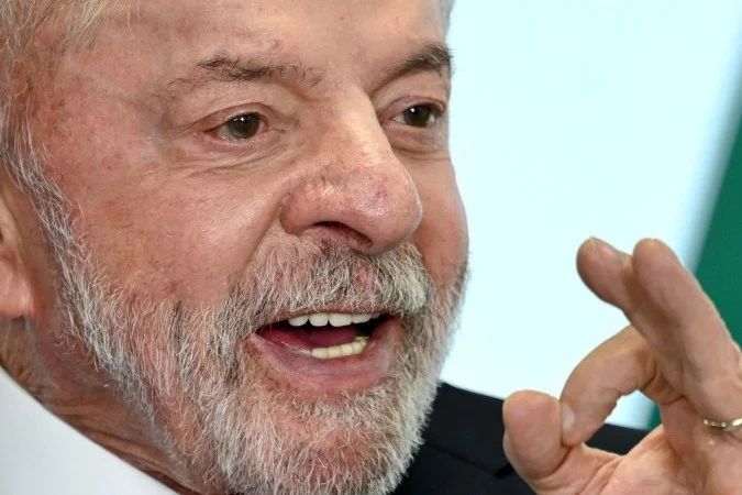 Lula deixando seção de votação em São Bernardo do Campo