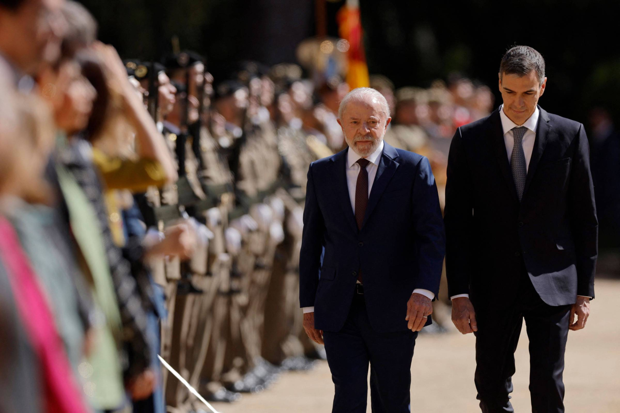 Lula e Pedro Sánchez durante assinatura de acordos em Barcelona