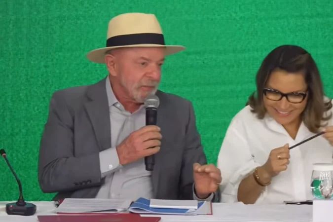 Lula assina decretos no Planalto