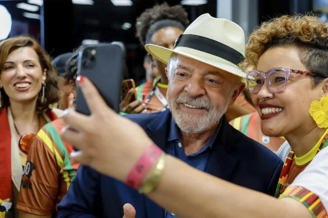 Presidente Lula assinando decretos no Gama