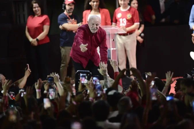 Presidente Lula discursando em Ceilândia