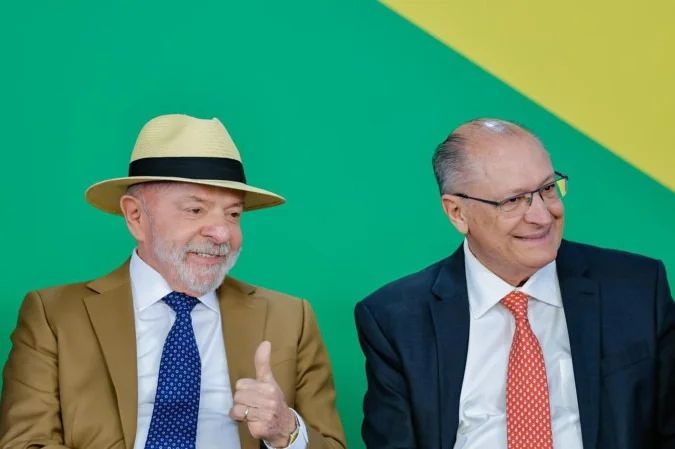 Lula grava mensagem com candidatos no QG de campanha