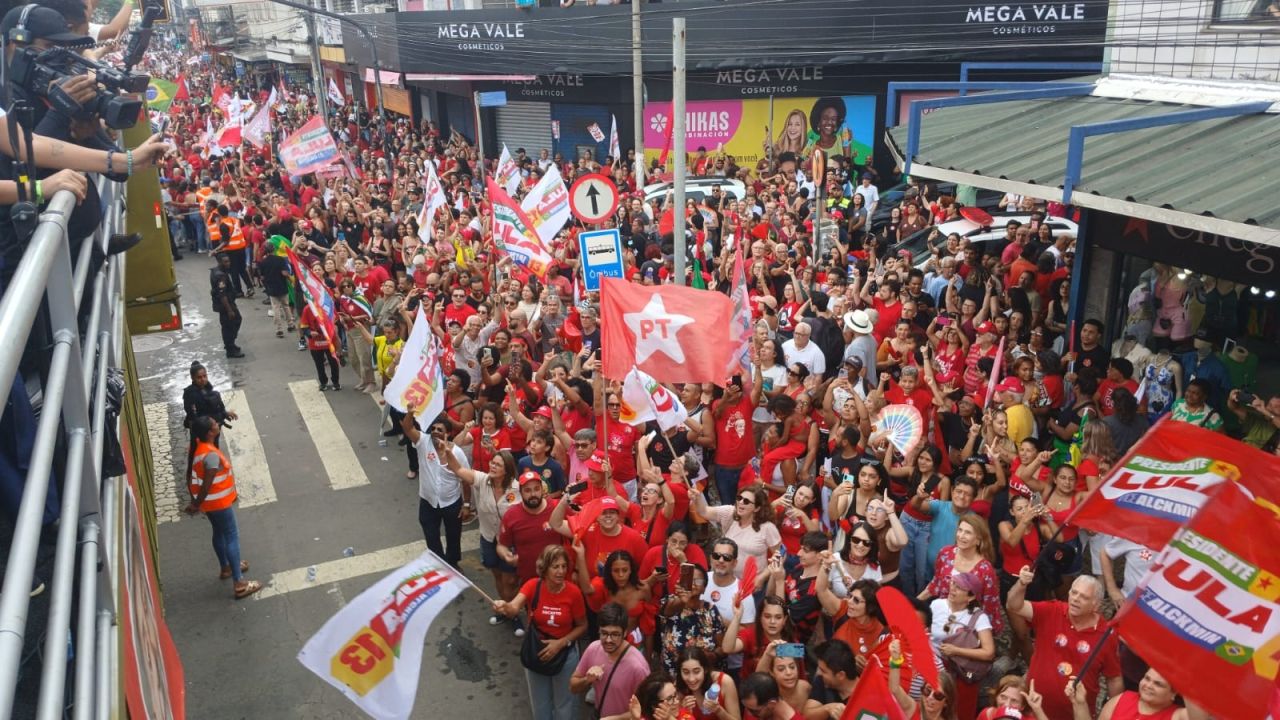 Lula em carro de som durante carreata em Juiz de Fora