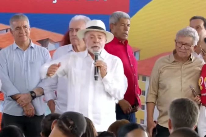 Lula discursando na entrega de moradias em Camaçari