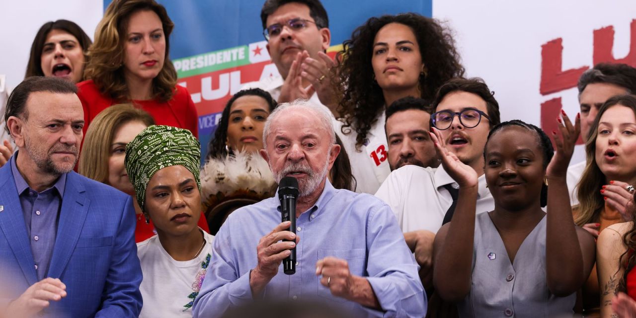 Lula falando em plenária do PT