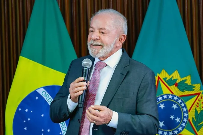 Lula discursando na feira Brasil na Mesa em Planaltina