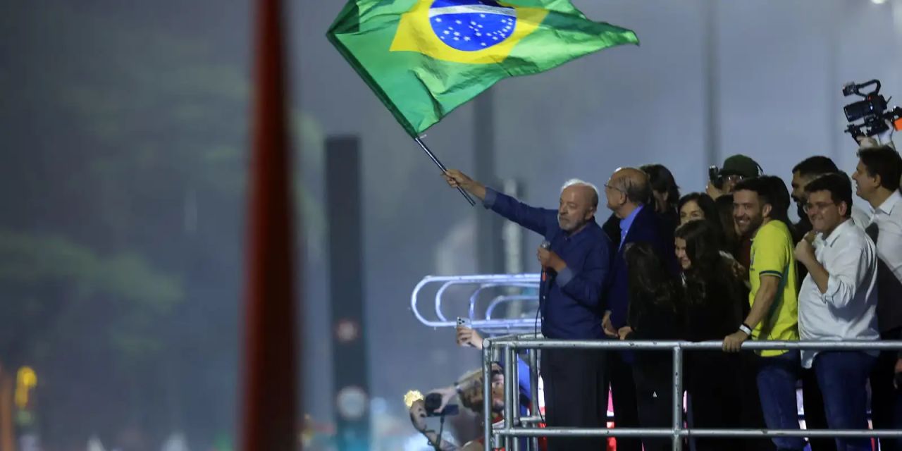 Presidente Lula discursando na Avenida Paulista durante celebração de vitória