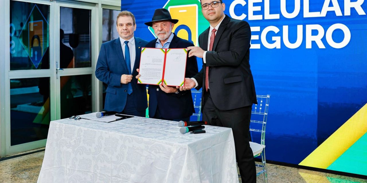 Tela de smartphone com aplicativo de consulta de celular