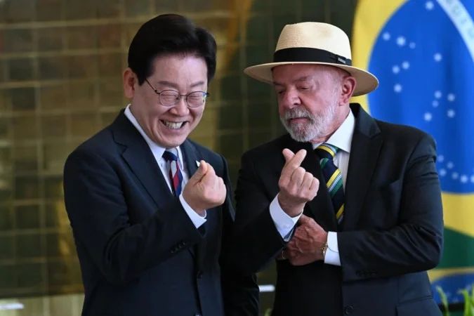 Lula e o presidente sul-coreano Lee Jae-myung em reunião no Palácio da Alvorada