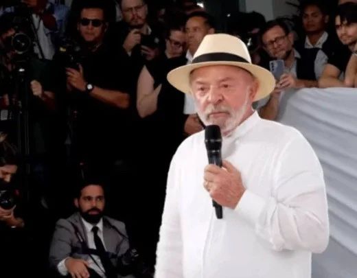 Presidente Lula discursando em Governador Valadares
