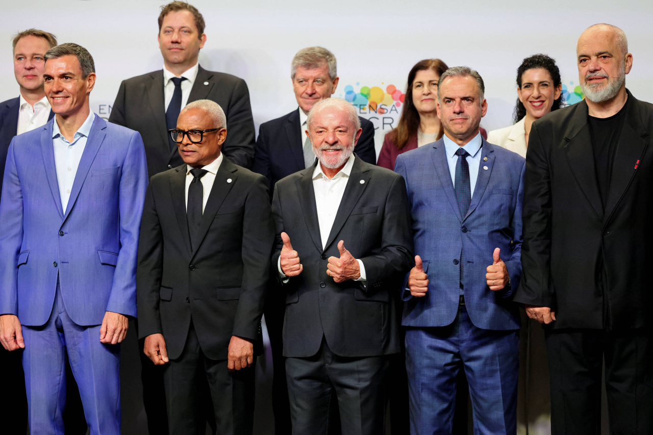 Presidente Lula discursando em encontro internacional em Barcelona