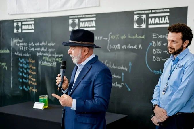 Presidente Lula em visita a laboratório